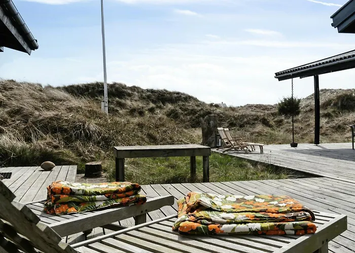 70's Style Summerhouse Near